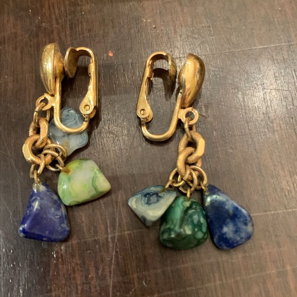 Dangling stone charm clip earrings